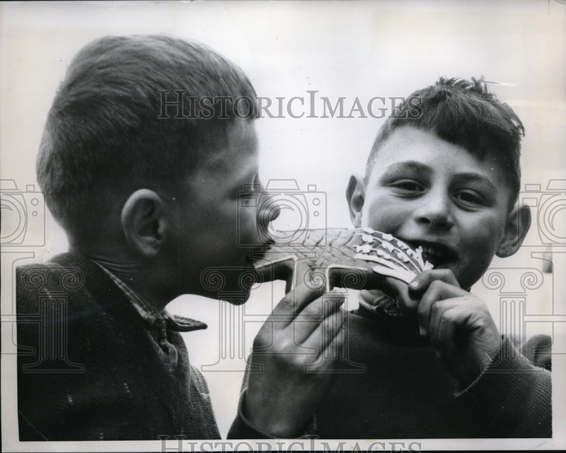 Load image into Gallery viewer, 1959 Press Photo Parisian Boys Eat Gingerbread Pig - nec65962
