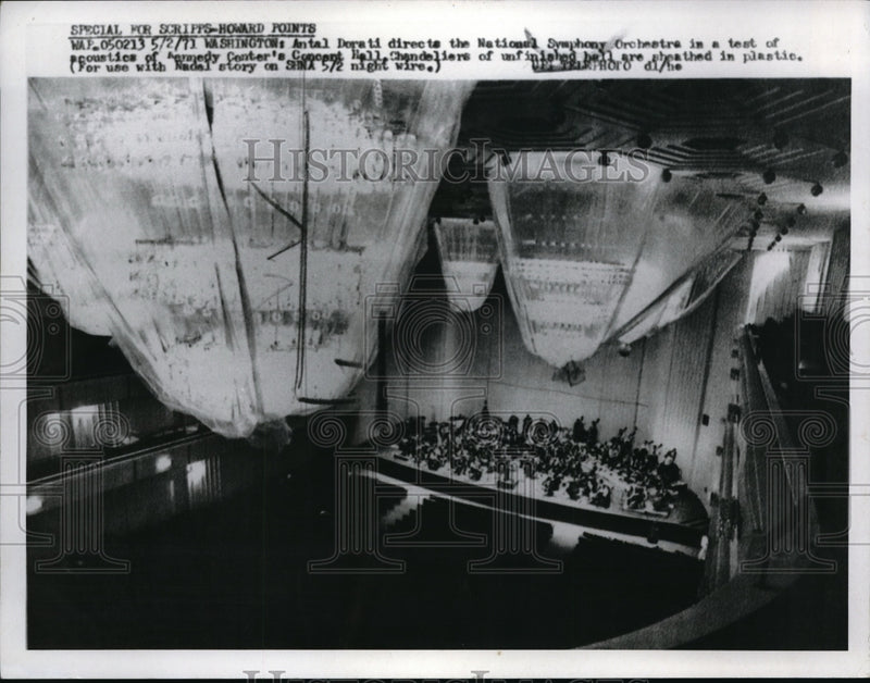 Load image into Gallery viewer, 1971 Press Photo Wash DC Antal Dorati &amp; National Symphony Orchestra
