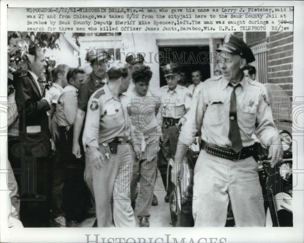 1961 Press Photo Wisconsin Dells, Wis Sheriffs with suspect Larry J Fletcher incustody