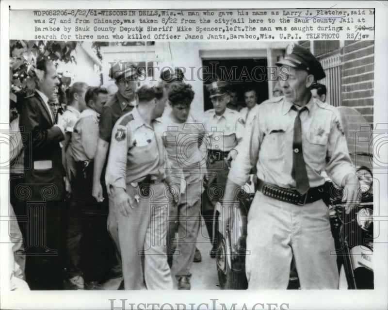 Load image into Gallery viewer, 1961 Press Photo Wisconsin Dells, Wis Sheriffs with suspect Larry J Fletcher incustody
