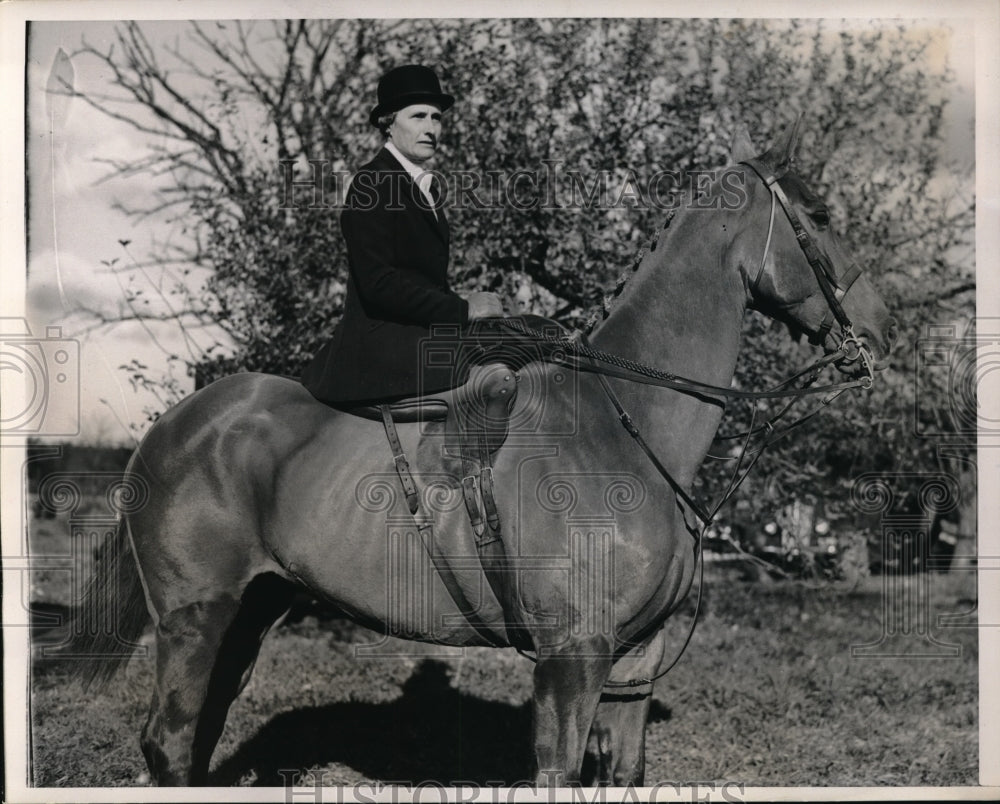 1939 Press PhotoHuntingdon, L.I NY Mrs LW Flemin on fox hunt