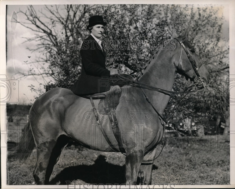 Load image into Gallery viewer, 1939 Press PhotoHuntingdon, L.I NY Mrs LW Flemin on fox hunt
