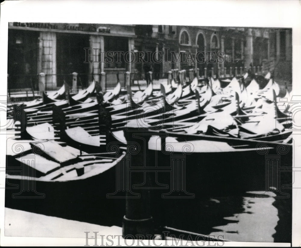 1966 Press Photo Snow Mantled Godolas In Venitian Canal