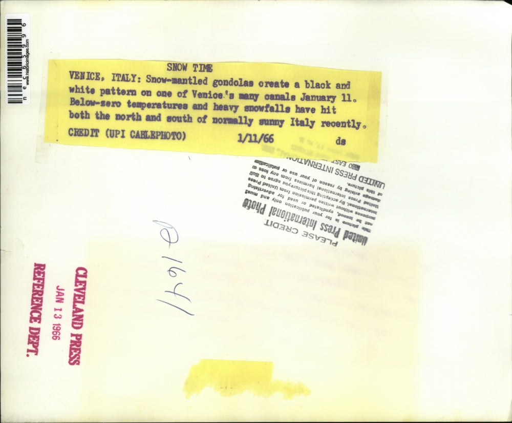 1966 Press Photo Snow Mantled Godolas In Venitian Canal
