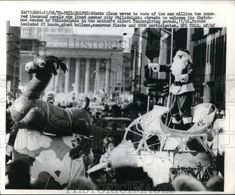 Load image into Gallery viewer, 1970 Press Photo Santa Waves People Philadelphia Streets
