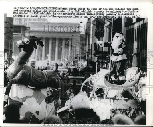 1970 Press Photo Santa Waves People Philadelphia Streets