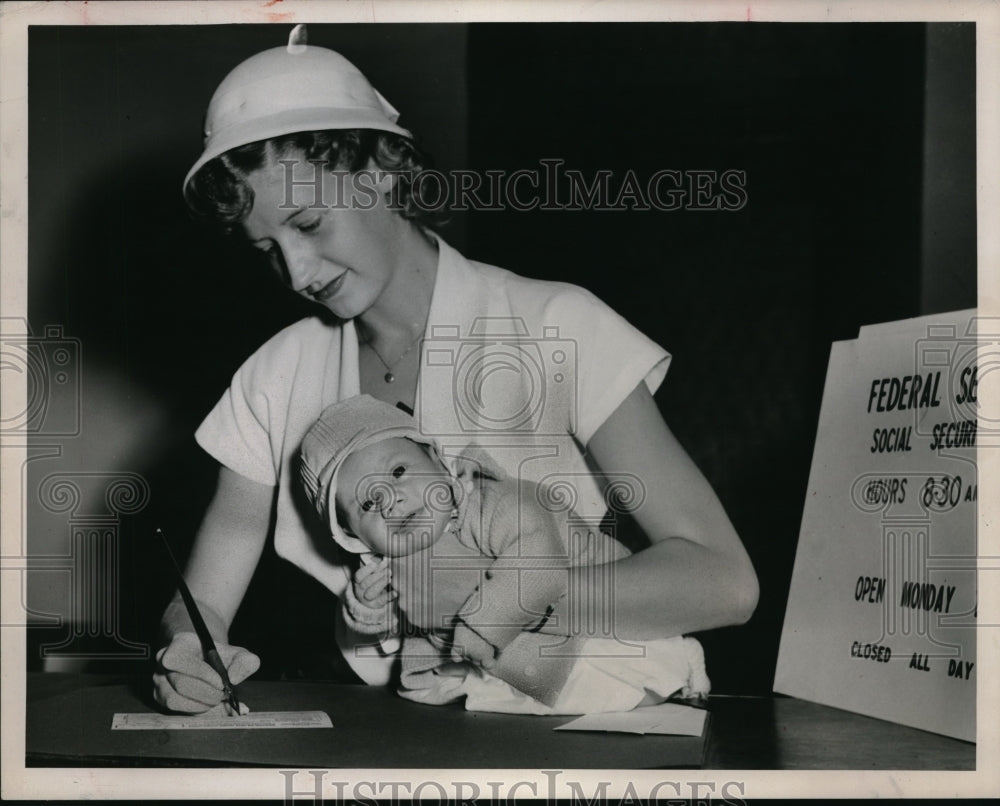 1951 Press Photo Mrs. Robert Engelking And Baby Sign Up For Social Security Card