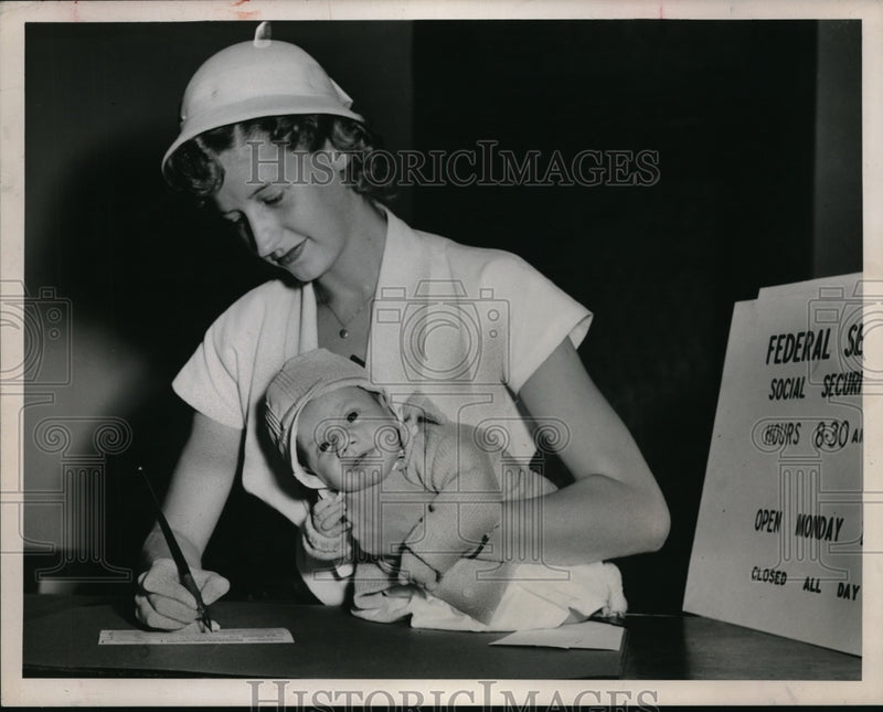 Load image into Gallery viewer, 1951 Press Photo Mrs. Robert Engelking And Baby Sign Up For Social Security Card
