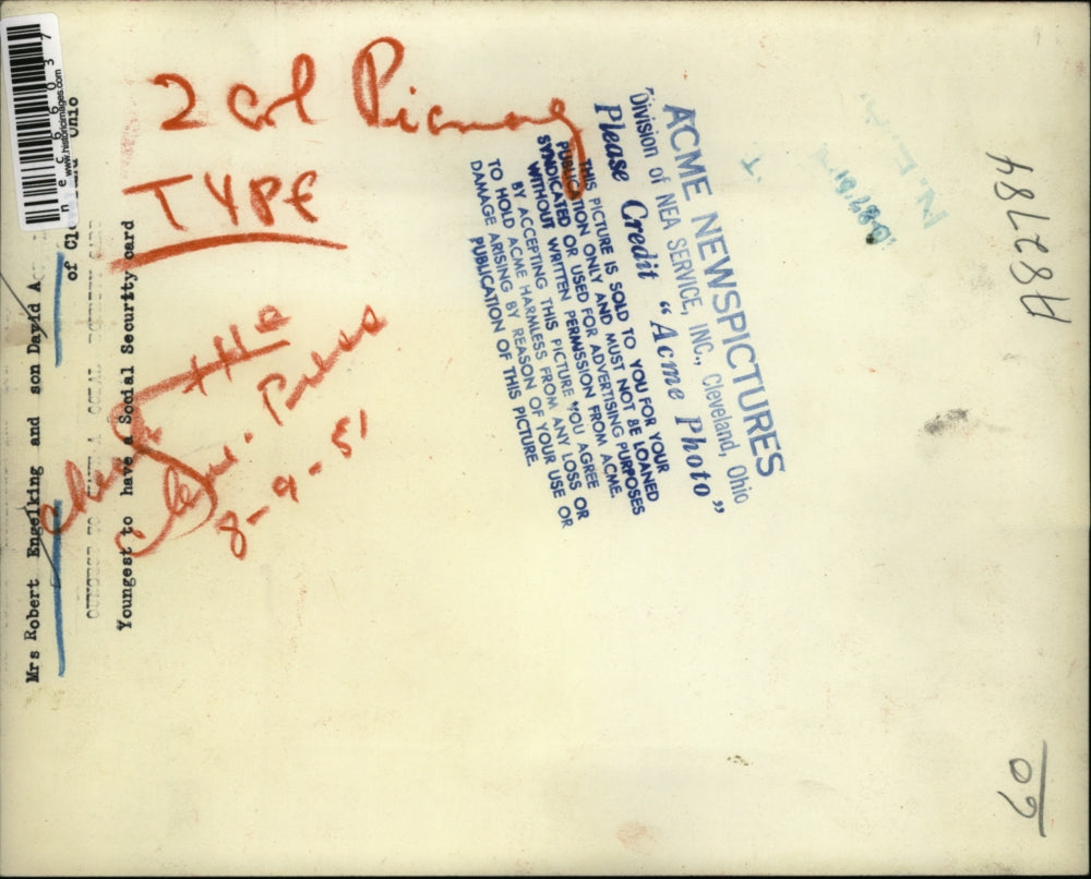 1951 Press Photo Mrs. Robert Engelking And Baby Sign Up For Social Security Card