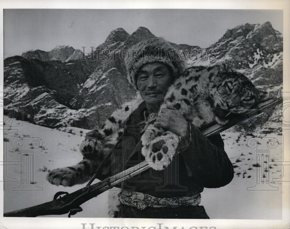 1962 Press Photo Inya, Siberia Samson Tabankin, shows his catch of the Siberian