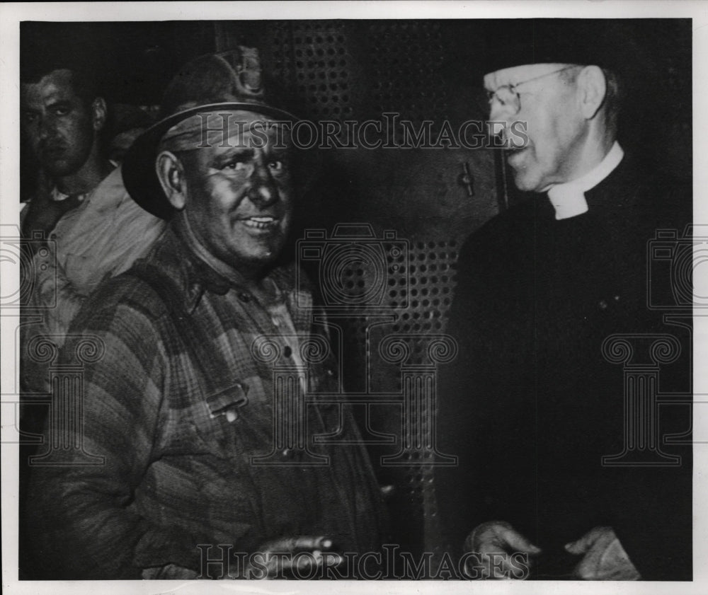 1952 Press Photo Richard Cox talks to his parish priest , Rev. William Hewton Wa