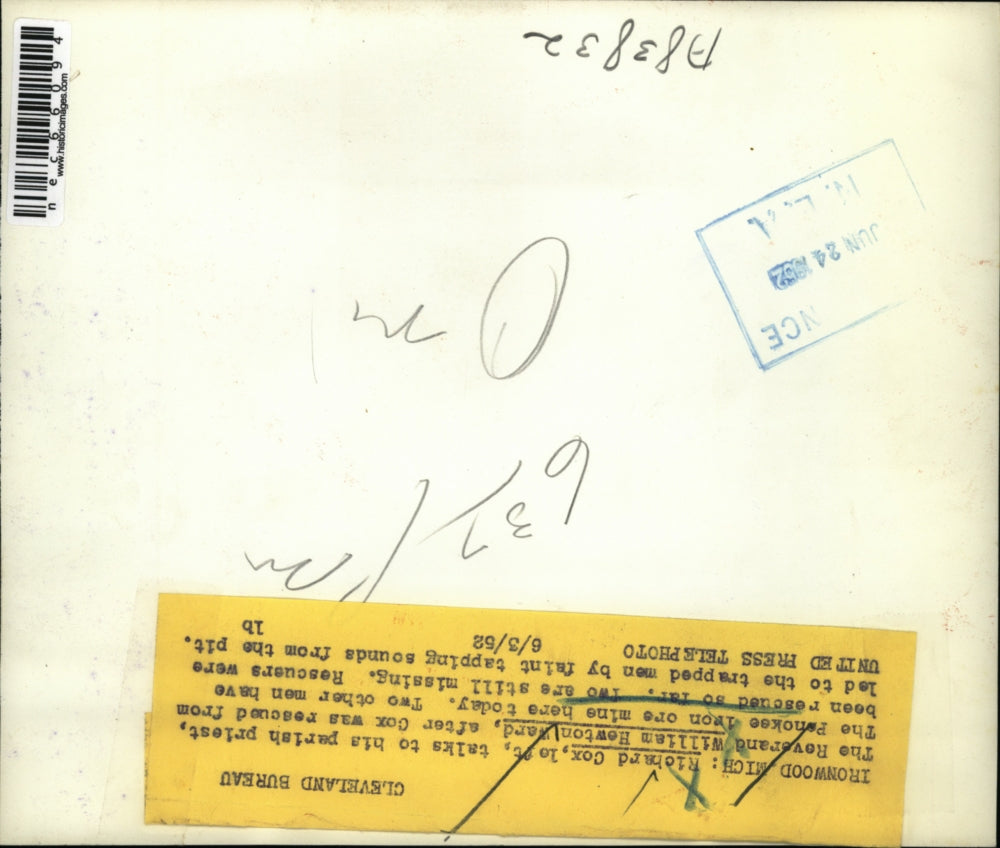 1952 Press Photo Richard Cox talks to his parish priest , Rev. William Hewton Wa