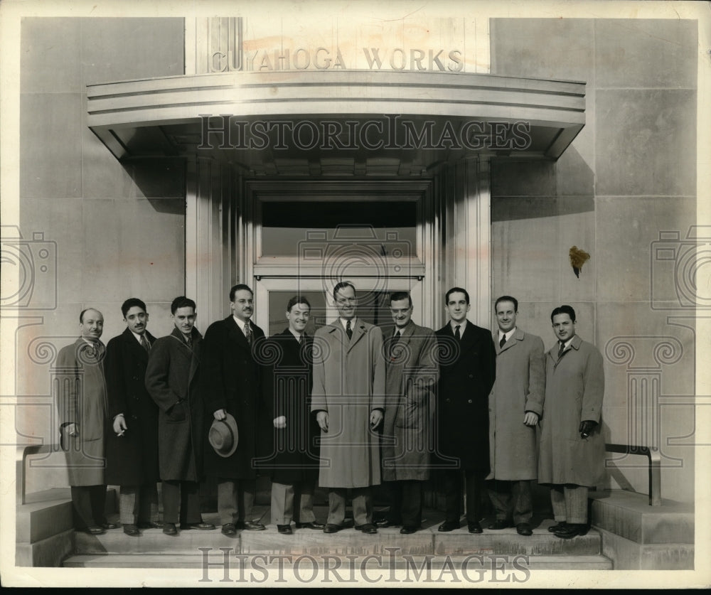 1942 Press Photo Latin American Engineers at Cuyahoga Works Building on 3/27/42- Historic Images