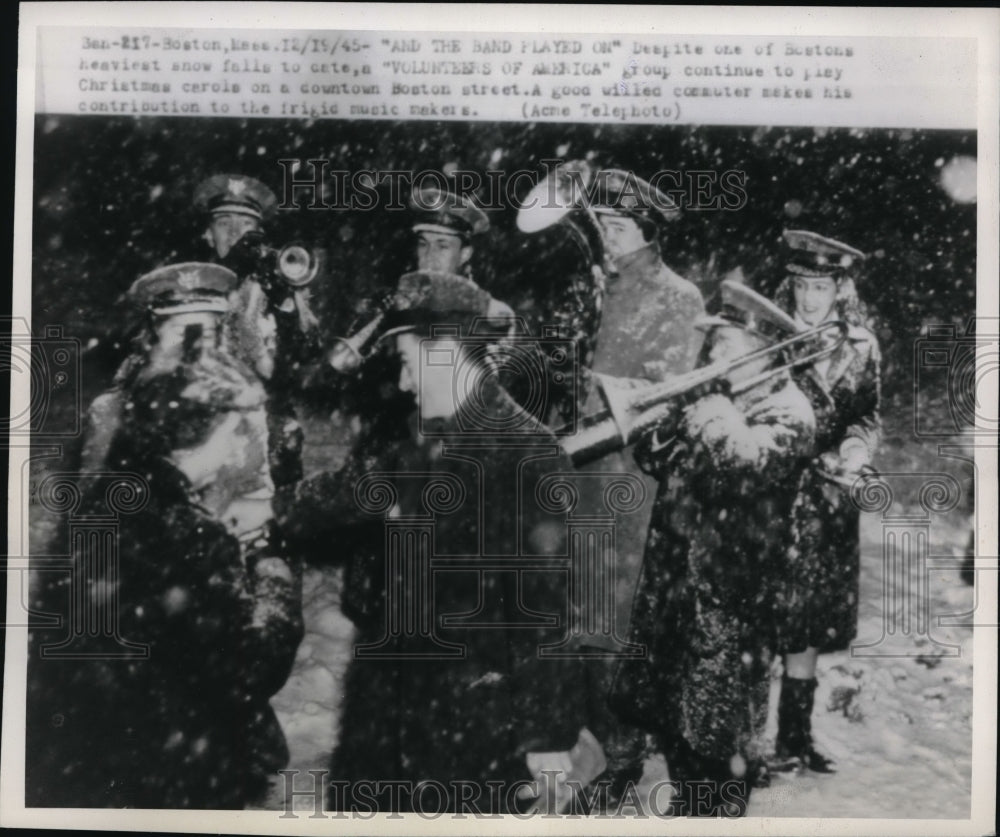 1945 Press Photo Boston, Mass. And The Band Played On despite Bostons heaviest