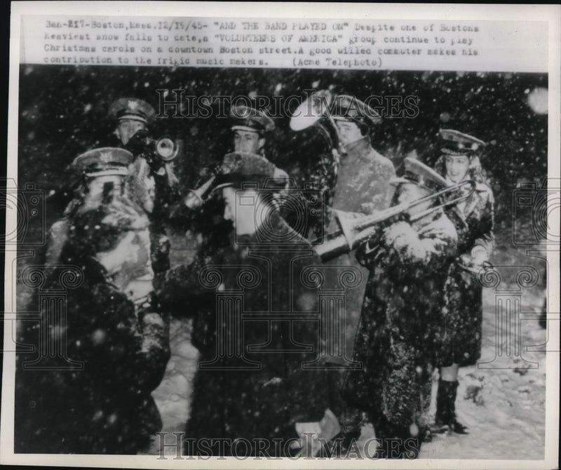Load image into Gallery viewer, 1945 Press Photo Boston, Mass. And The Band Played On despite Bostons heaviest
