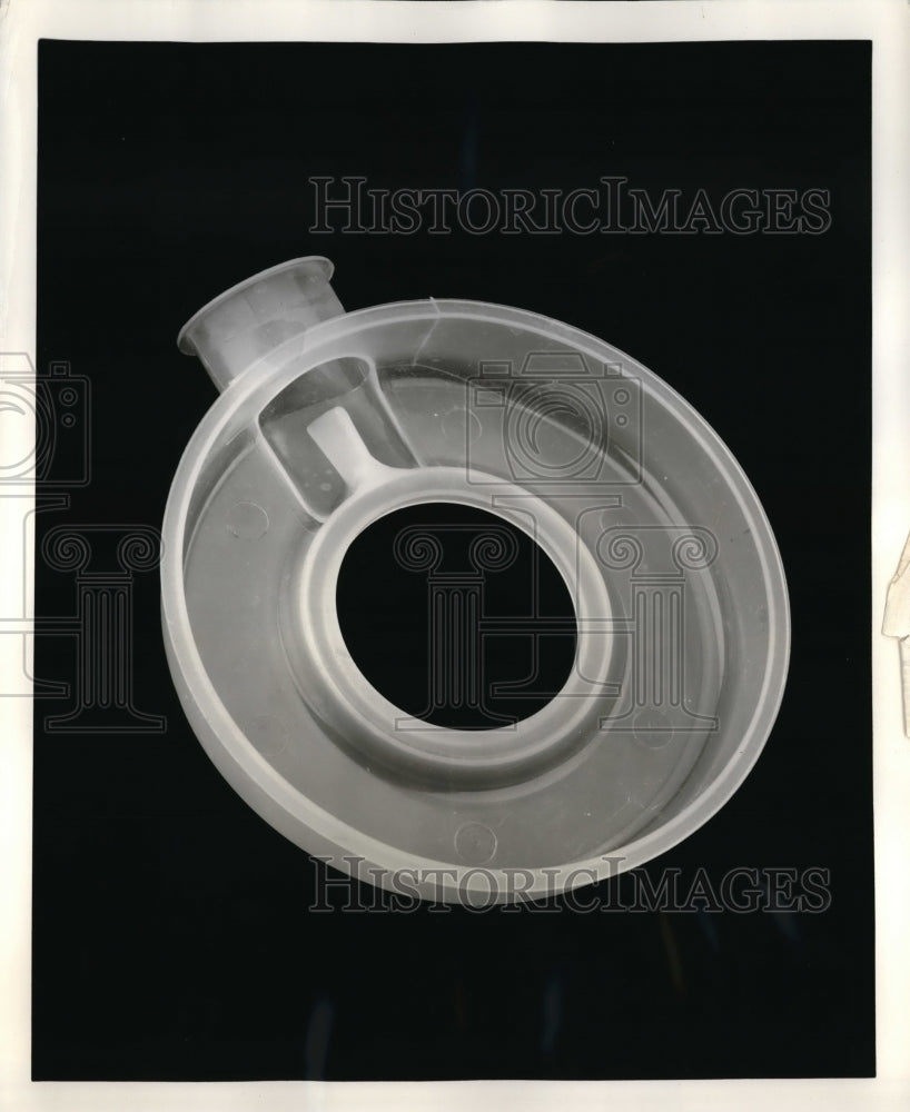 1962 Press Photo A shield being introduced by Ink-Sink Erator for all of its del