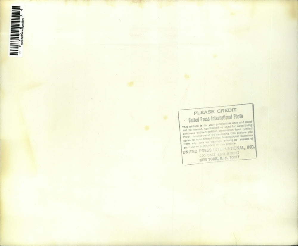 1970 Press Photo Home Of Army Capt Jeffrey MP Stands Guard