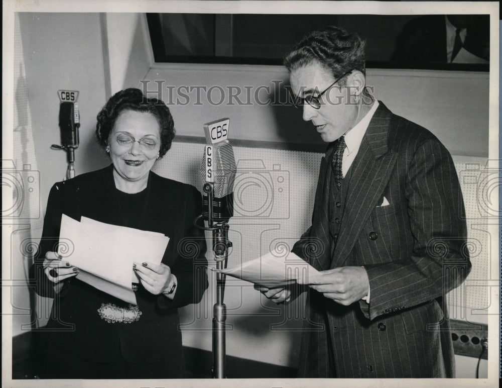 1943 Press Photo Charme Allen and Parker Fennelly in CBS series Mother and Dad