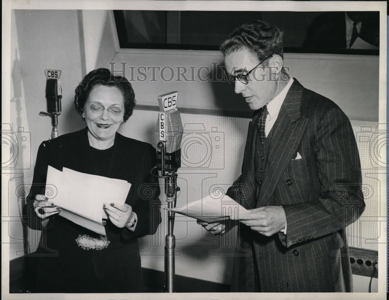 Load image into Gallery viewer, 1943 Press Photo Charme Allen and Parker Fennelly in CBS series Mother and Dad
