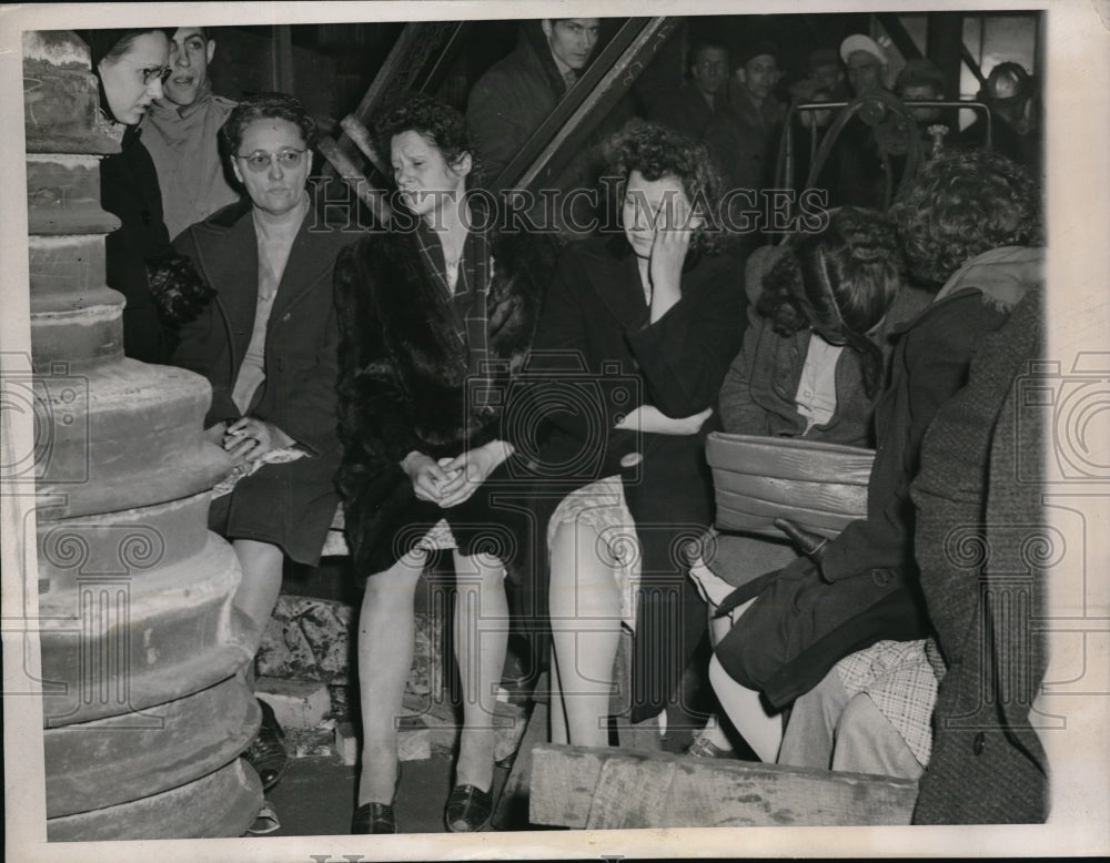 1947 Press Photo Woman relatives await miners trapped in Centralia Coal Company