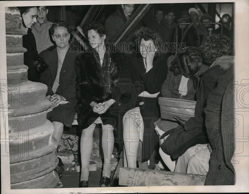 Load image into Gallery viewer, 1947 Press Photo Woman relatives await miners trapped in Centralia Coal Company

