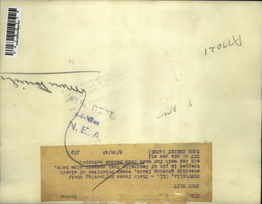 1947 Press Photo Woman relatives await miners trapped in Centralia Coal Company