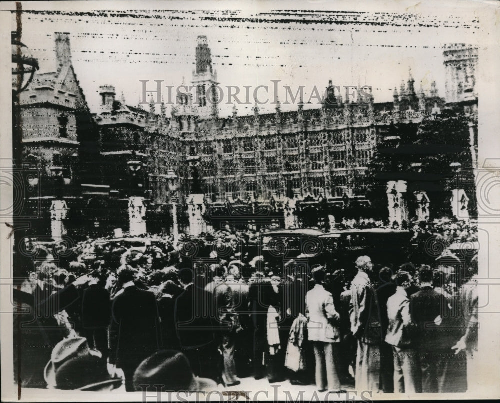 1939 Press Photo Crowd outside Parliament wait for news in London