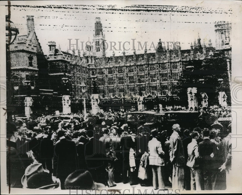 Load image into Gallery viewer, 1939 Press Photo Crowd outside Parliament wait for news in London

