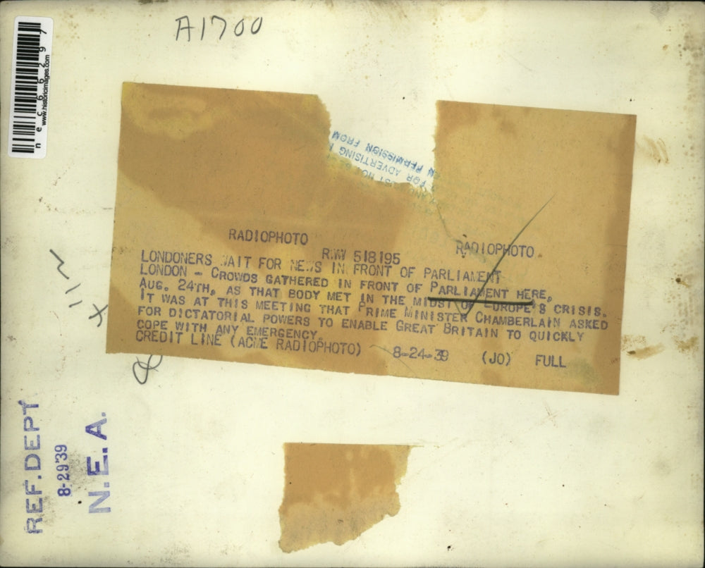 1939 Press Photo Crowd outside Parliament wait for news in London