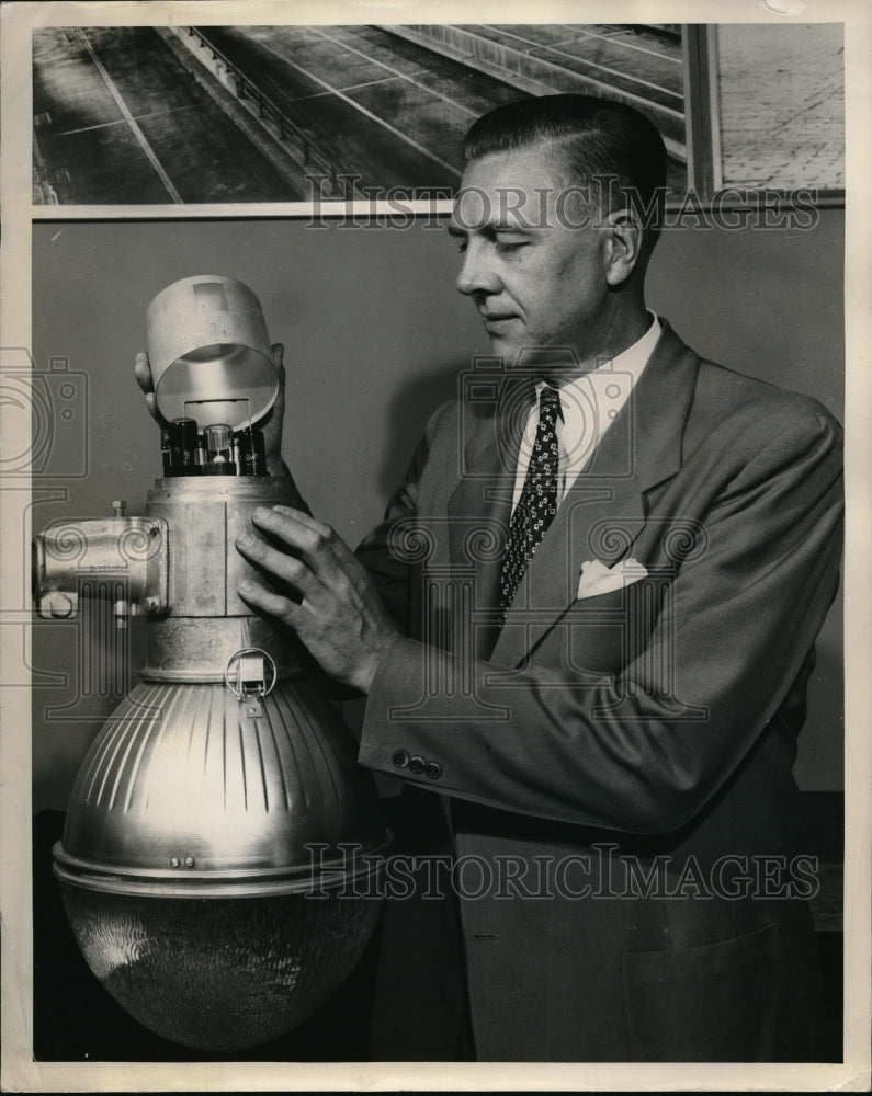 1948 Press Photo Art Bjontegaard place housing for the electronic eye