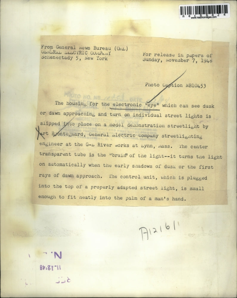 1948 Press Photo Art Bjontegaard place housing for the electronic eye