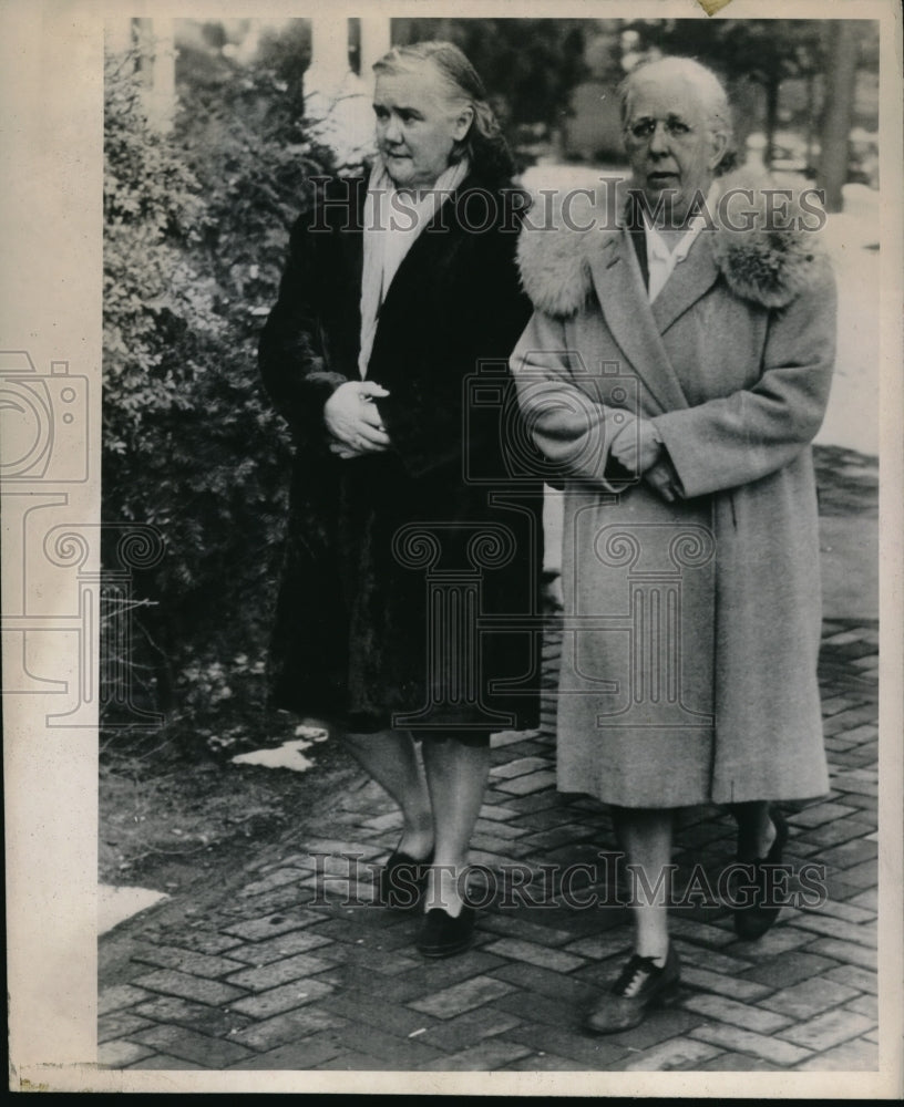 Press Photo Mrs. Williamson walking with Miss Huff
