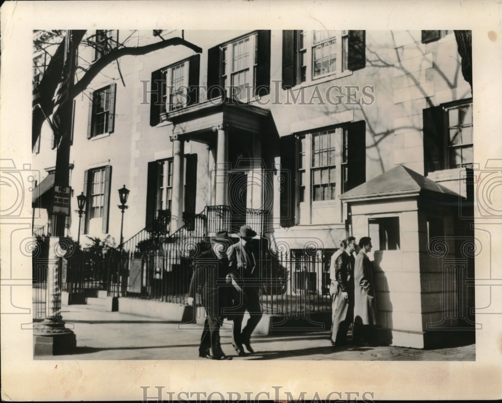1948 Press Photo People outside the Blair House