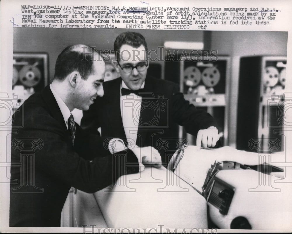 1957 Press Photo DC M Mowlem of Vanguard Co & M West customer test a computer- Historic Images