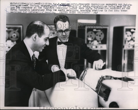 1957 Press Photo DC M Mowlem of Vanguard Co & M West customer test a computer- Historic Images