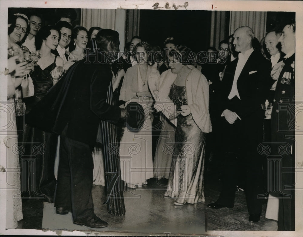 1938 Press Photo London, England midnight-new year tradition that a chimney