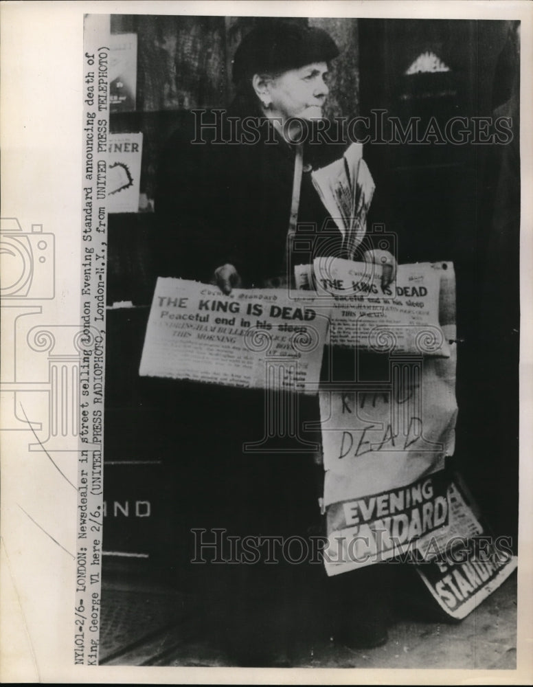 Load image into Gallery viewer, 1952 Press PhotoNewsdealer In London Sells Papers Announcing Death Of King Georg
