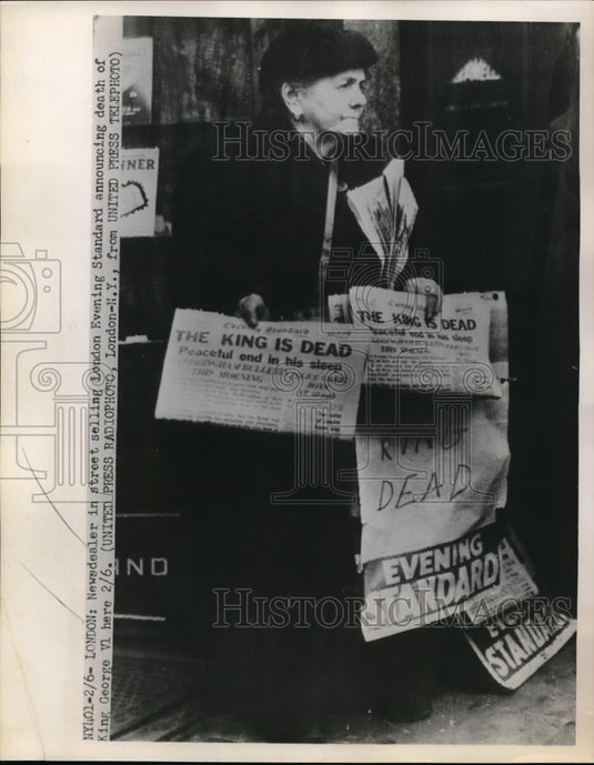 1952 Press PhotoNewsdealer In London Sells Papers Announcing Death Of King Georg