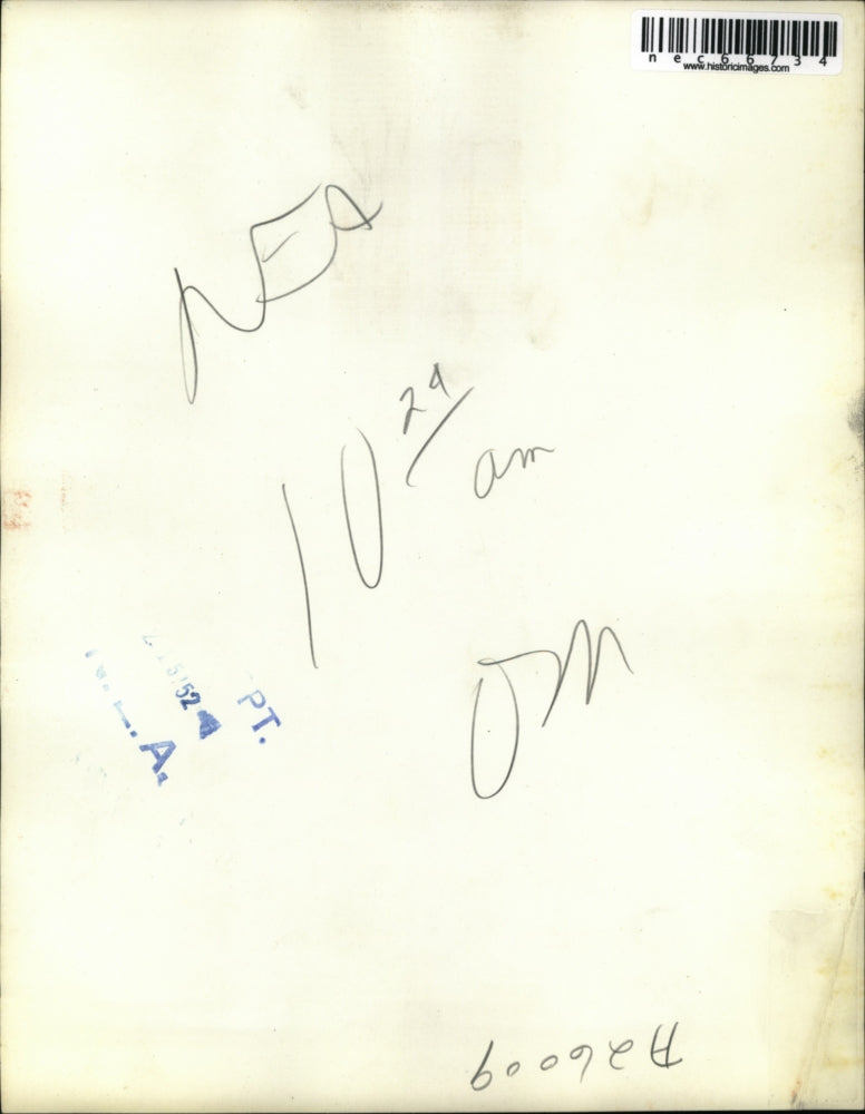 1952 Press PhotoNewsdealer In London Sells Papers Announcing Death Of King Georg