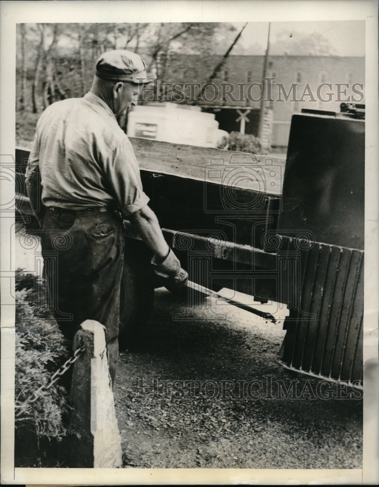 1942 Press Photo Champion Fiber Company Driver CW Cathey demonstrates burning tr- Historic Images