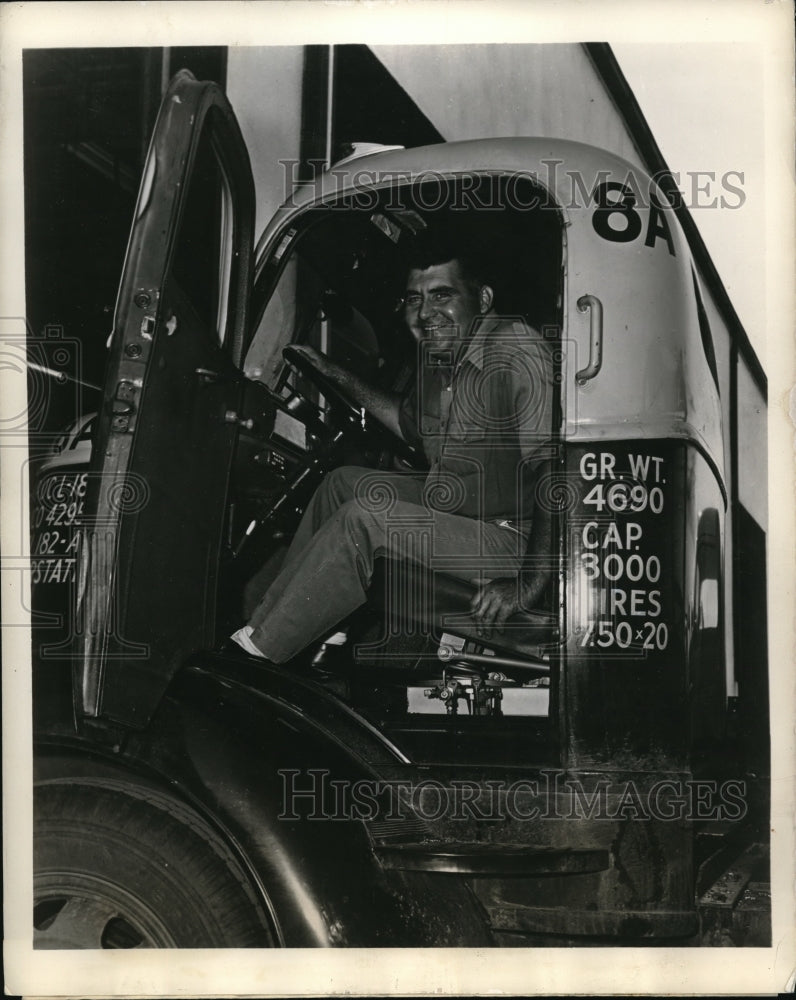 1946 Press Photo Monroe, Michigan Clayton Balmer in new Monroe hydraulic easy