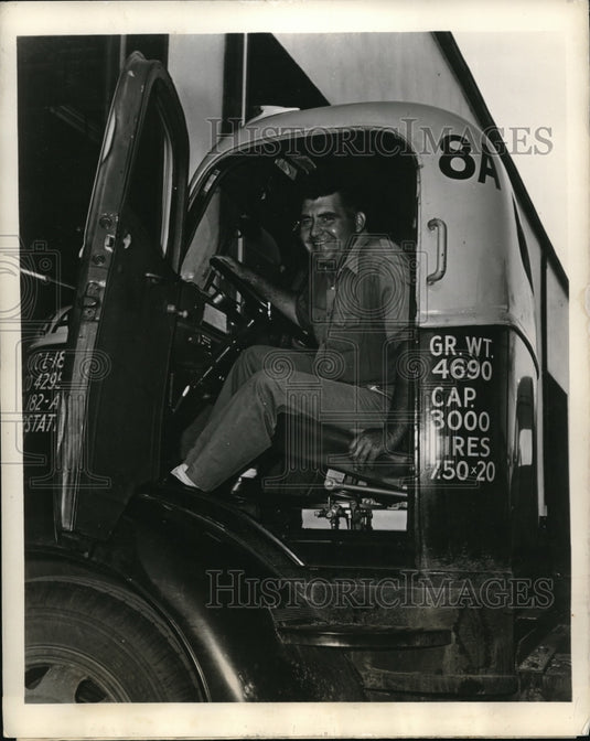 1946 Press Photo Monroe, Michigan Clayton Balmer in new Monroe hydraulic easy