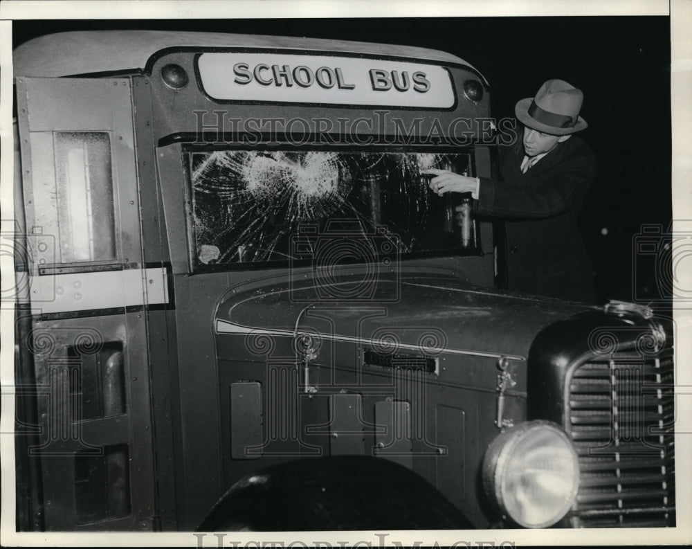 1935 Press Photo Shattered School Bus WIndow