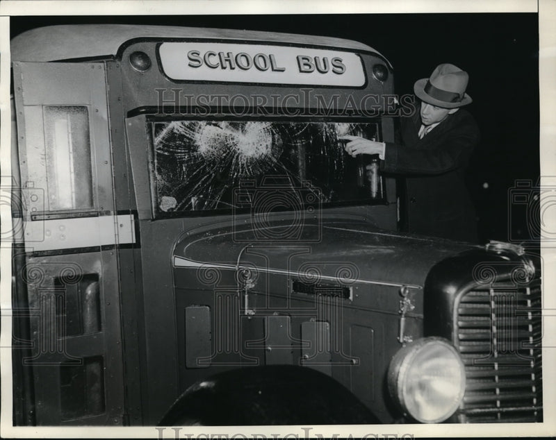 Load image into Gallery viewer, 1935 Press Photo Shattered School Bus WIndow

