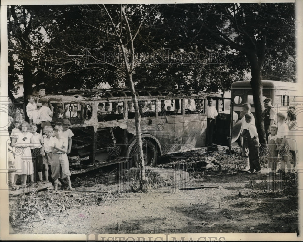 1934 Press Photo School Bus Caught Fire 259th Str And Lawrence Ave - nec66910