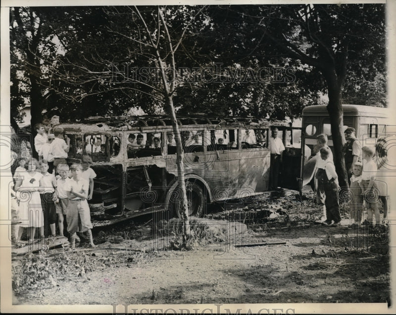 Load image into Gallery viewer, 1934 Press Photo School Bus Caught Fire 259th Str And Lawrence Ave - nec66910
