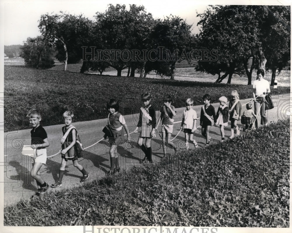 1971 Press Photo Children roped together to go to school safely in Switzerland
