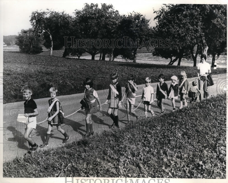 Load image into Gallery viewer, 1971 Press Photo Children roped together to go to school safely in Switzerland
