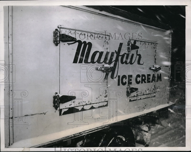 Load image into Gallery viewer, 1944 Press Photo Mayfair Ice Cream Delivery Truck Drives On Snowy Street
