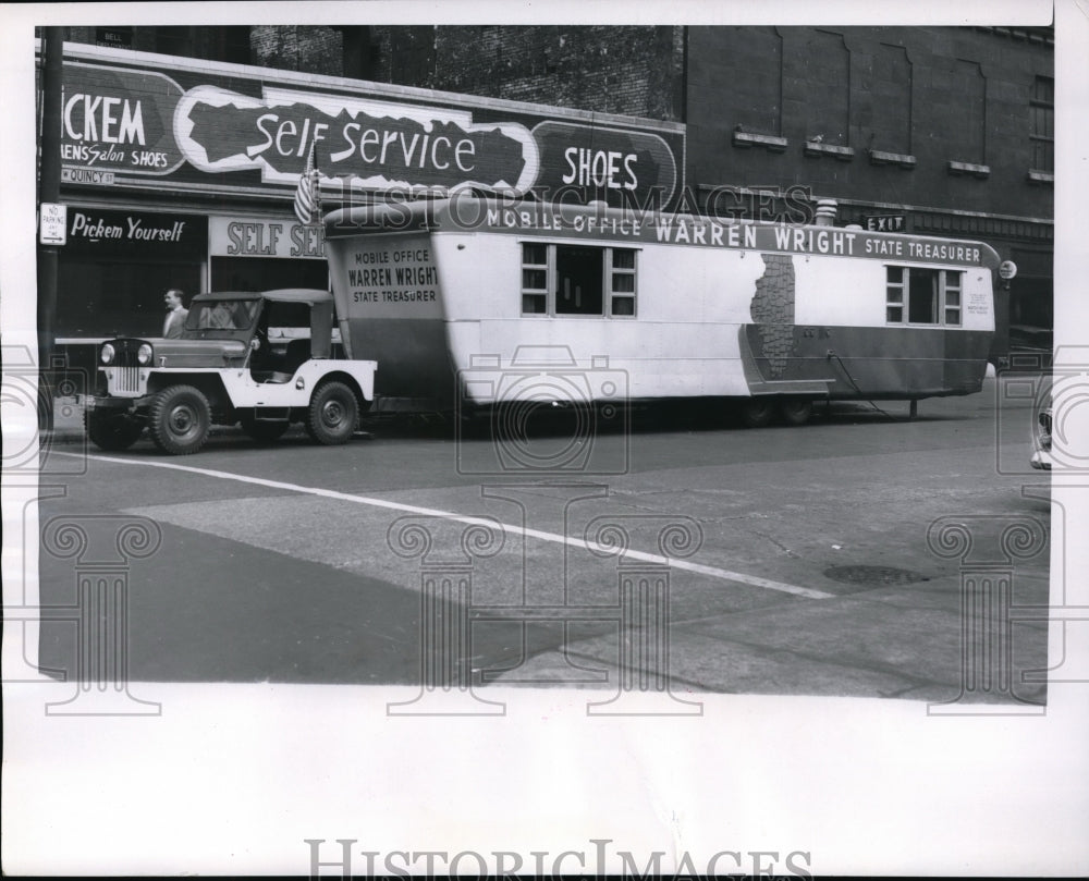 1956 Press Photo Senate Banking & Currency Committee Investigates Trailer